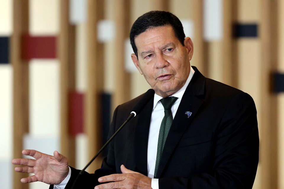 Mourão diz que política ambiental do país segue a legislação