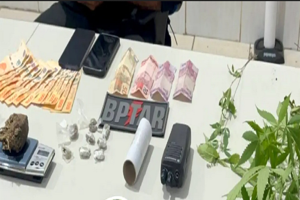 BPTAR prende faccionado com pés de maconha e dinheiro em boca de fumo