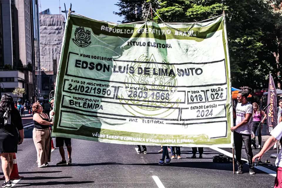 Campanha usa título de eleitor gigante para chamar jovens para votar