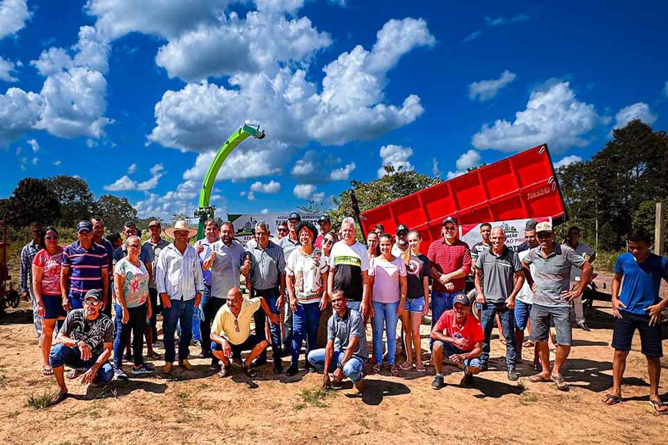 Laerte Gomes e deputada federal Silvia Cristina participam de entrega de implementos agrícolas