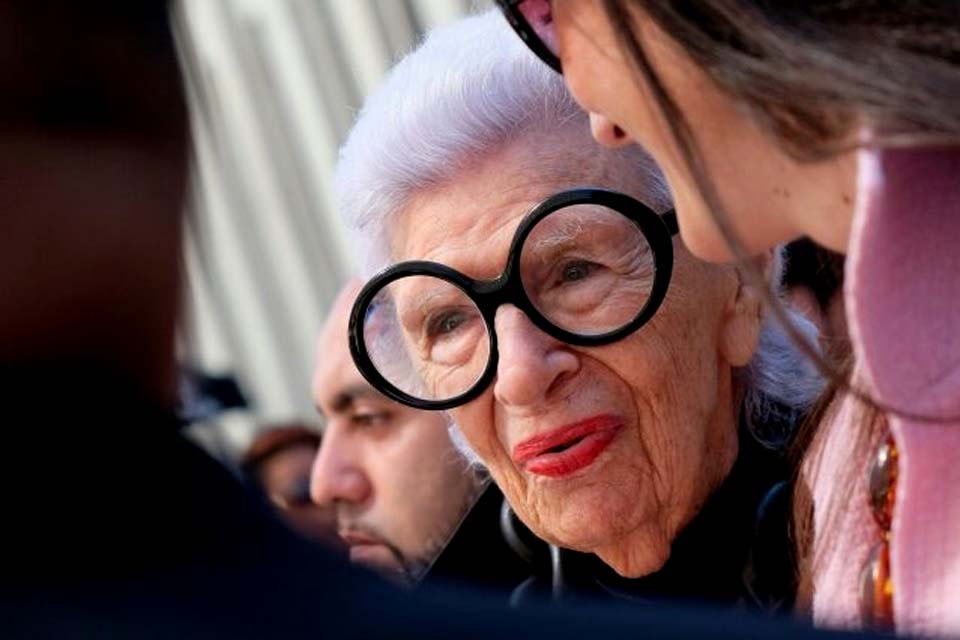 Ícone da moda, Iris Apfel morre aos 102 anos