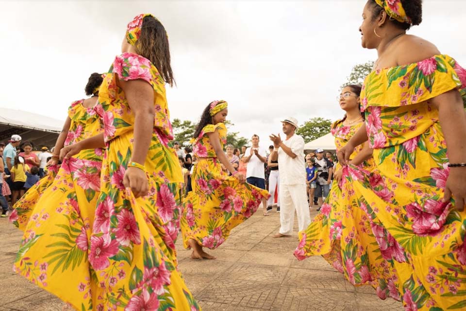 Apresentação de espetáculo de dança Batuques da Floresta anima público na celebração de aniversário do município