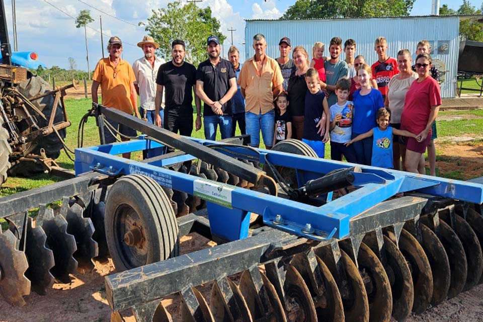Agricultores de Pimenta Bueno agradecem ao deputado Jean Mendonça por implementos agrícolas