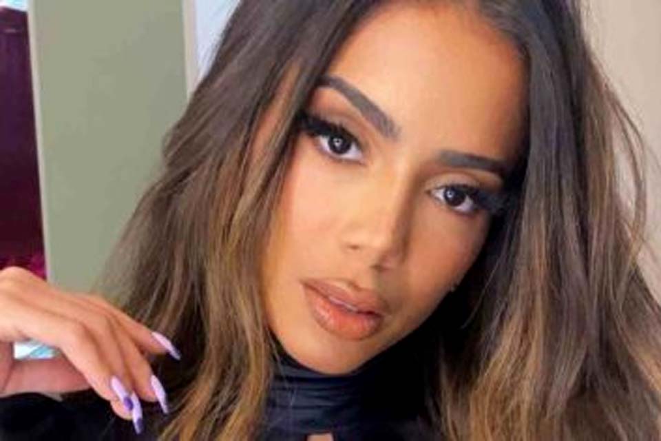 Anitta revela que aceitou convite para participar de 'A Fazenda'