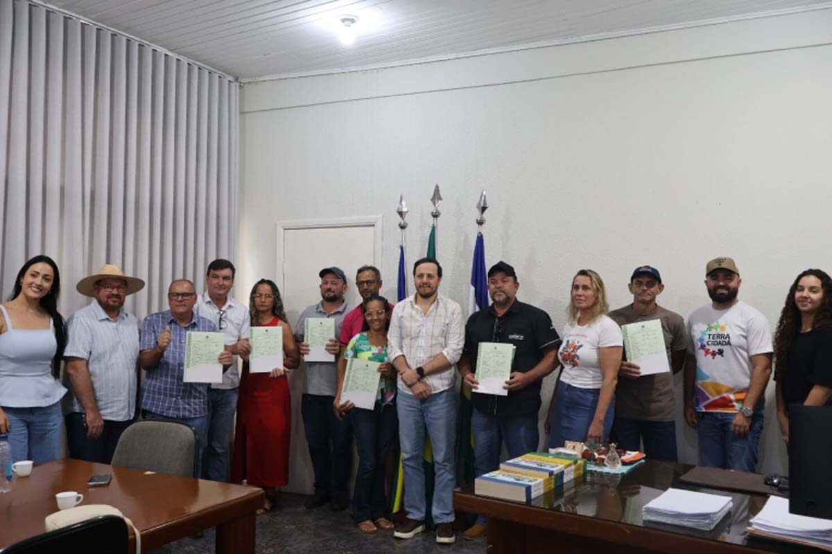 Prefeitura de Vilhena entrega mais dez títulos definitivos de propriedade a produtores rurais