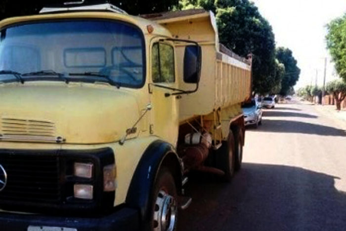 Ladrões rebocam caminhão de dentro de borracharia em Jaru