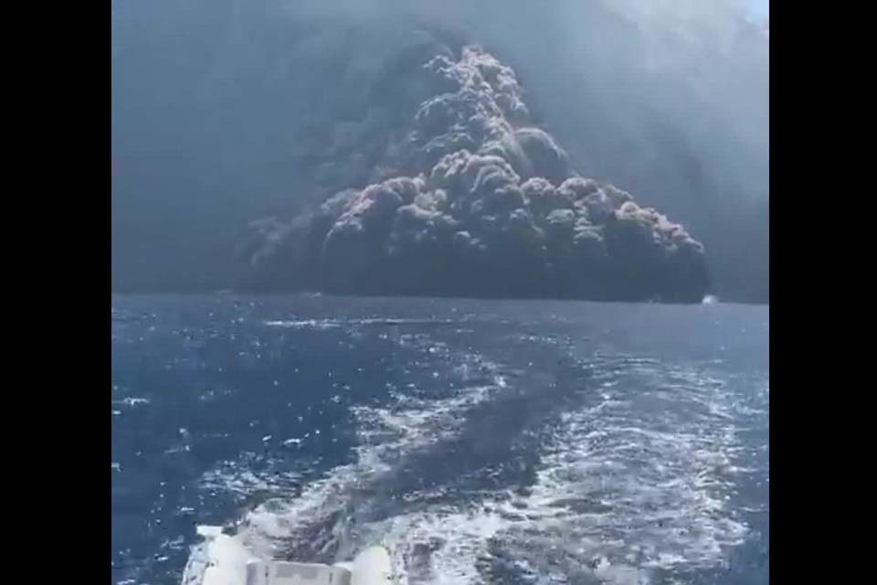 VÍDEO - Turistas em fuga após erupção de vulcão