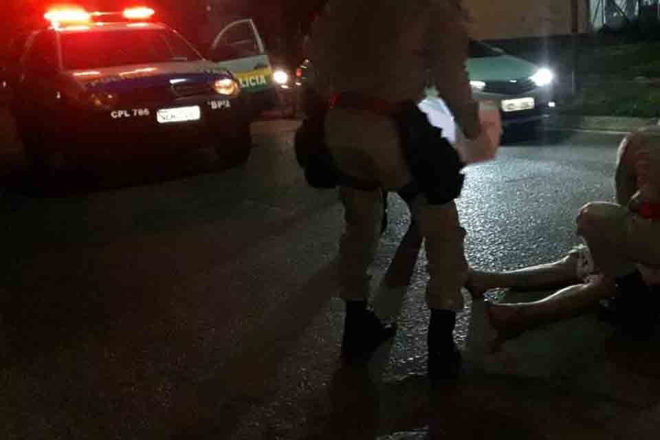 PM encontra homem ensanguentado, amarrado e amordaçado no meio da rua