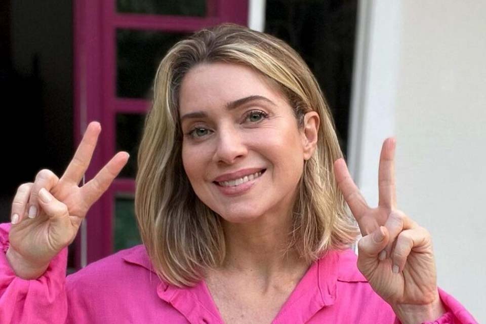 Letícia Spiller aparece de 'cara limpa' e arranca suspiros: 'Nasceu pra ser musa'