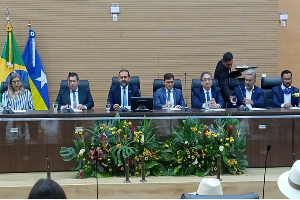 Laerte Gomes homenageia autoridade e personalidade da sociedade de Rondônia com outorga de honrarias em solenidade na Alero