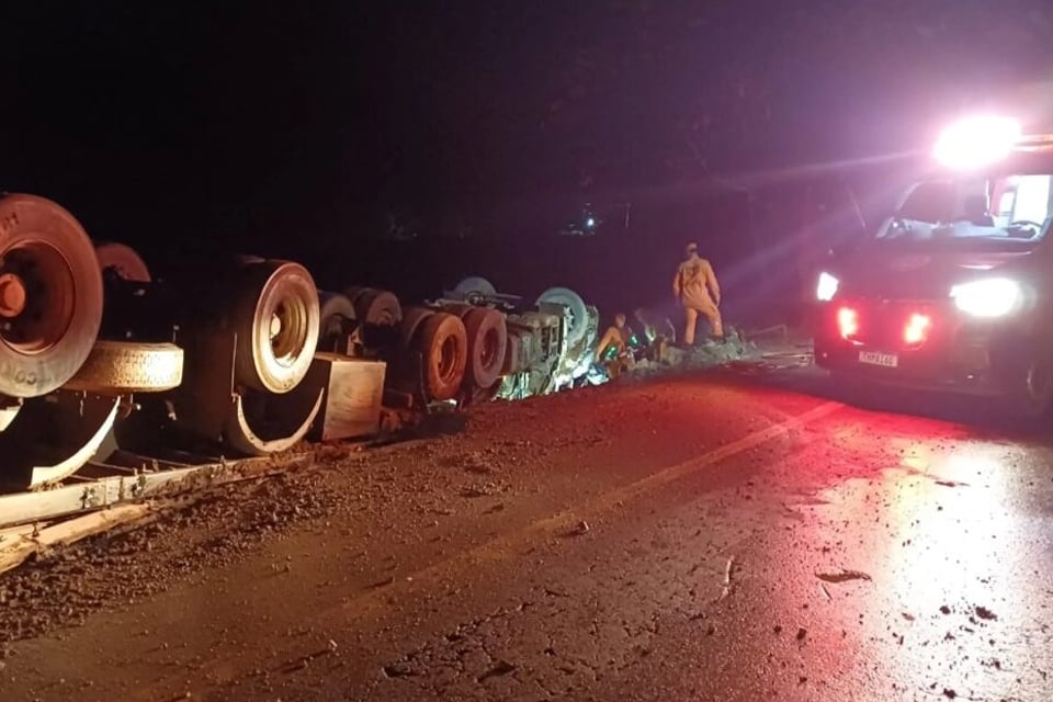 Carreta carregada com madeira tomba na BR-364 e deixa dois mortos