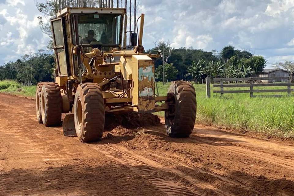 Serviços de patrolamento melhoram trafegabilidade em distritos de Alta Floresta d’Oeste