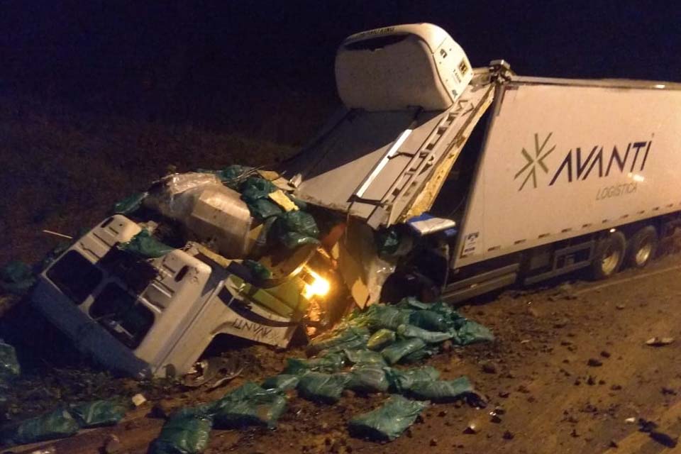 Vídeo mostra exato momento em que caminhão atinge barranco