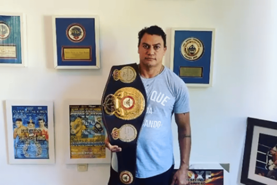 Covid-19: Popó põe cinturão em leilão para comprar cestas básicas