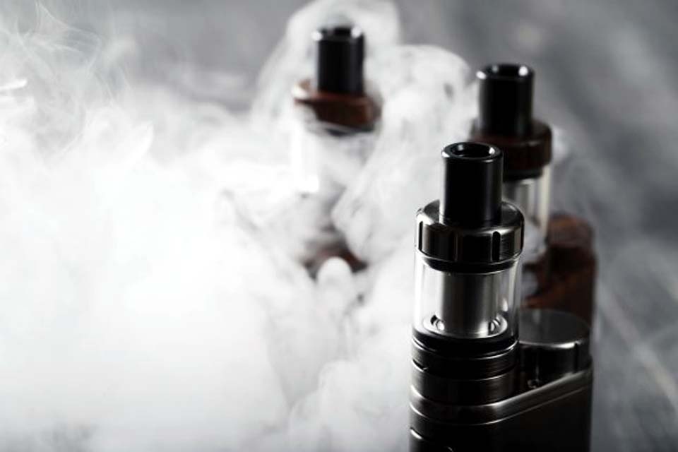 Reino Unido aprova lei polêmica que proíbe cigarros e vapes para nascidos após 2008