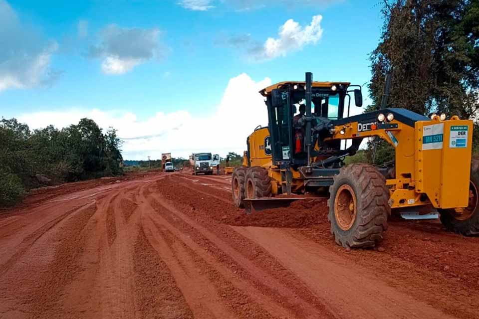 Governo realiza manutenção com serviços de revestimento primário e tubos metálicos na RO-495 