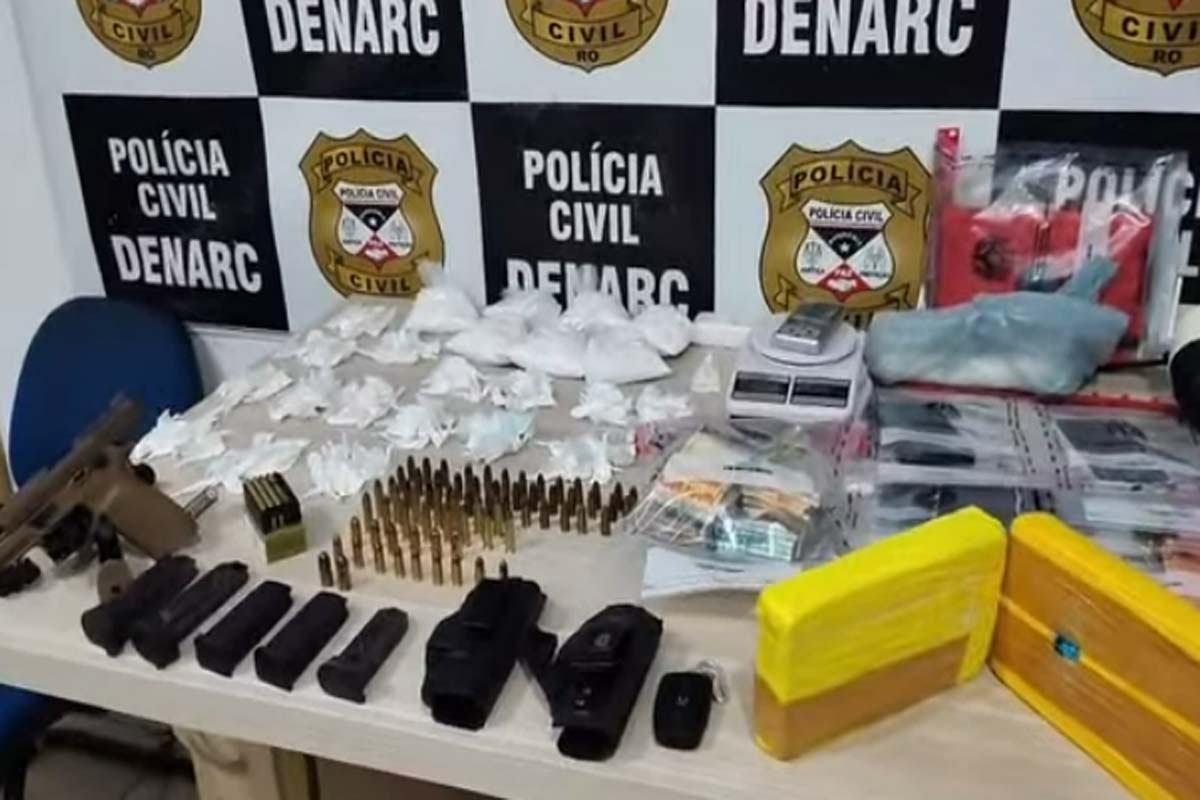 DENARC prende casal com  drogas, arma e mais de 33 mil reais