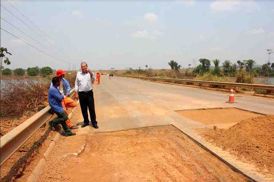 Adelino Follador acompanha trabalho de recuperação da BR-421 e faz visitas em Monte Negro