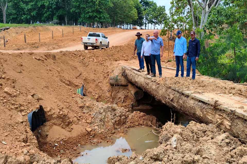 Ezequiel Neiva vistoria substituição de pontes de madeira por tubos PEAD em Nova Mamoré