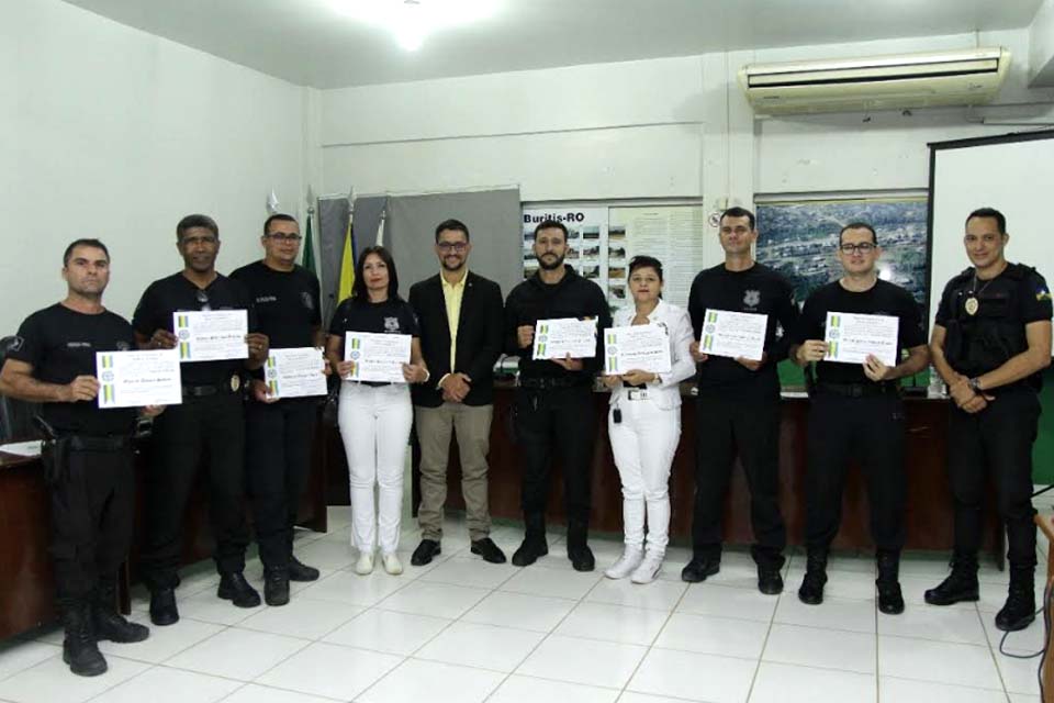 Deputado Anderson Pereira entrega voto de louvor para policiais penais de Buritis