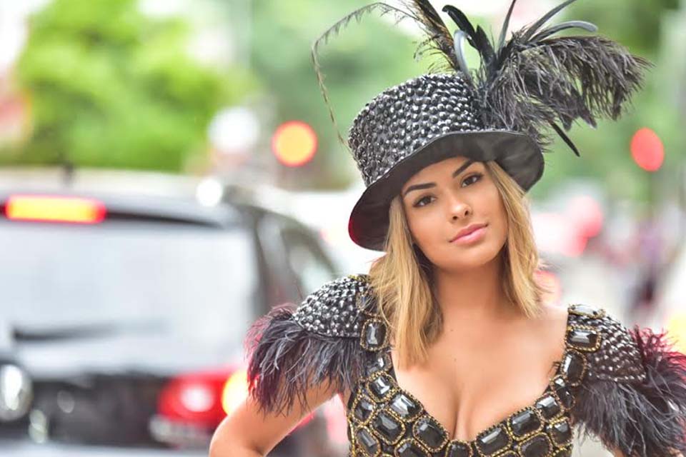 FOTOS - Ex-BBB Munik Nunes posa sensual nas ruas da Oscar Freire