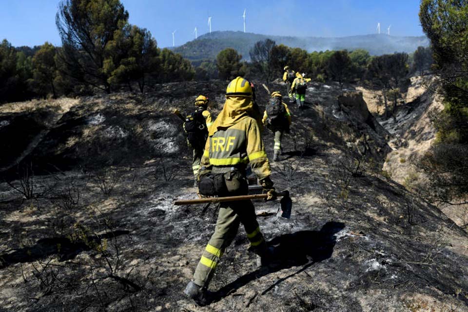Incêndio na Espanha queima cerca de 10.000 hectares em área de difícil acesso