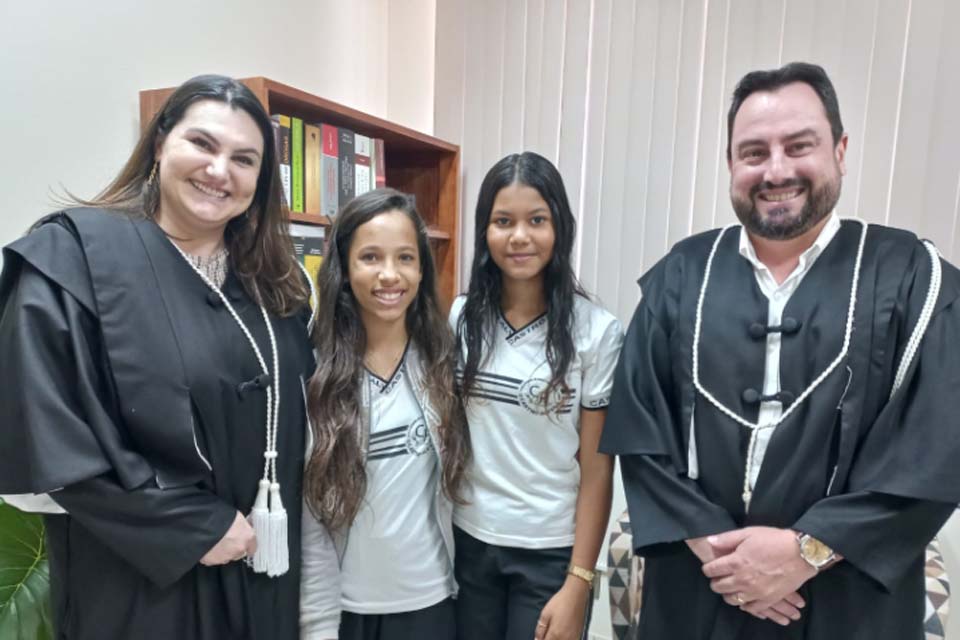 Com sonho de ser juíza, estudante visita magistrados da comarca 