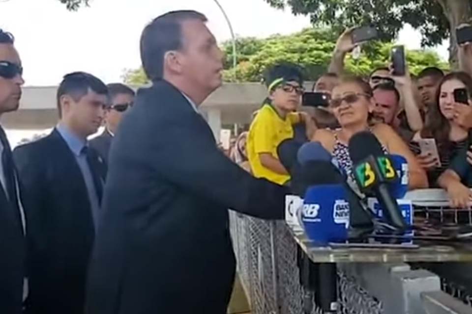 VÍDEO - Bolsonaro para jornalista: 'Você tem uma cara de homossexual terrível e nem por isso eu te acuso de ser homossexual'