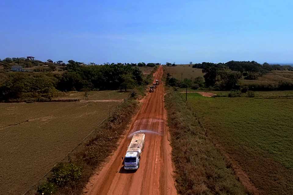 Duas frentes de serviço avançam na manutenção de 180 km da RO-420, de Nova Mamoré a Buritis