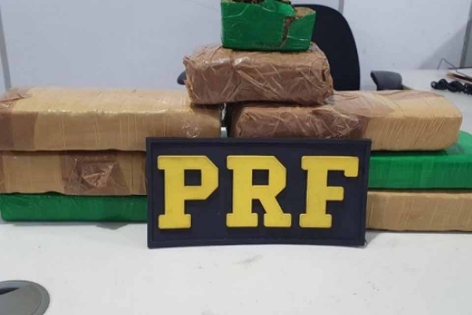 PRF flagra adolescente transportando 5 kg de maconha para Porto Velho