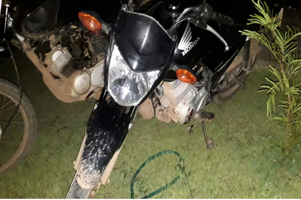 PM recupera motocicleta roubada e prende monitorado com arma de fogo