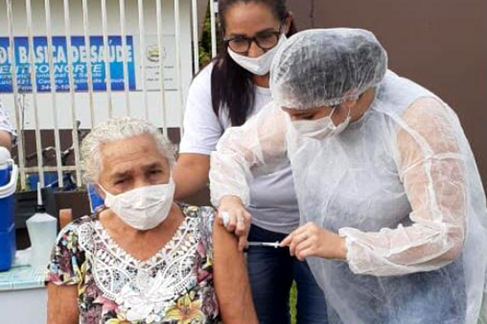 Mais 218 idosos receberam a vacina contra a Covid-19 em Rolim de Moura