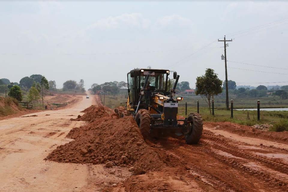 Obras de drenagem e terraplenagem executadas pelo DER na RO-135