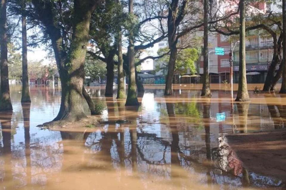 Chuvas previstas para os próximos dias podem atrasar o recuo das águas nos locais das enchentes