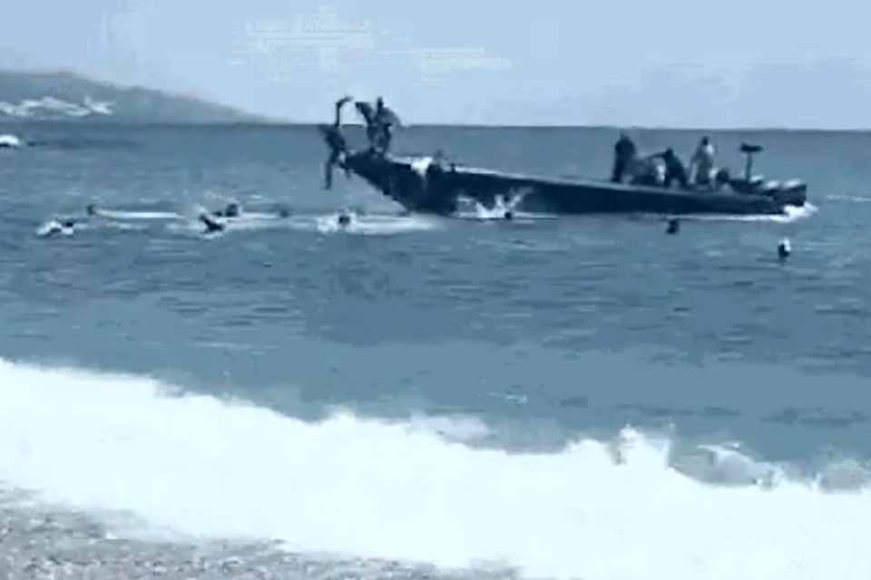 Imigrantes desembarcam em praia da Espanha em plena luz do dia e são detidos por banhistas e pela polícia