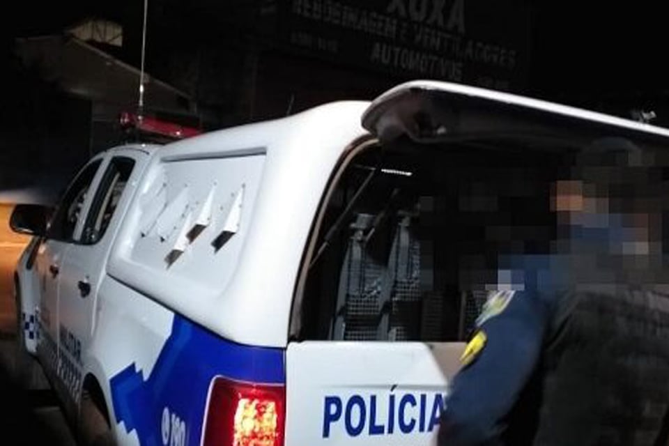 Dupla arromba grade para furtar loja e é presa em flagrante pela PM