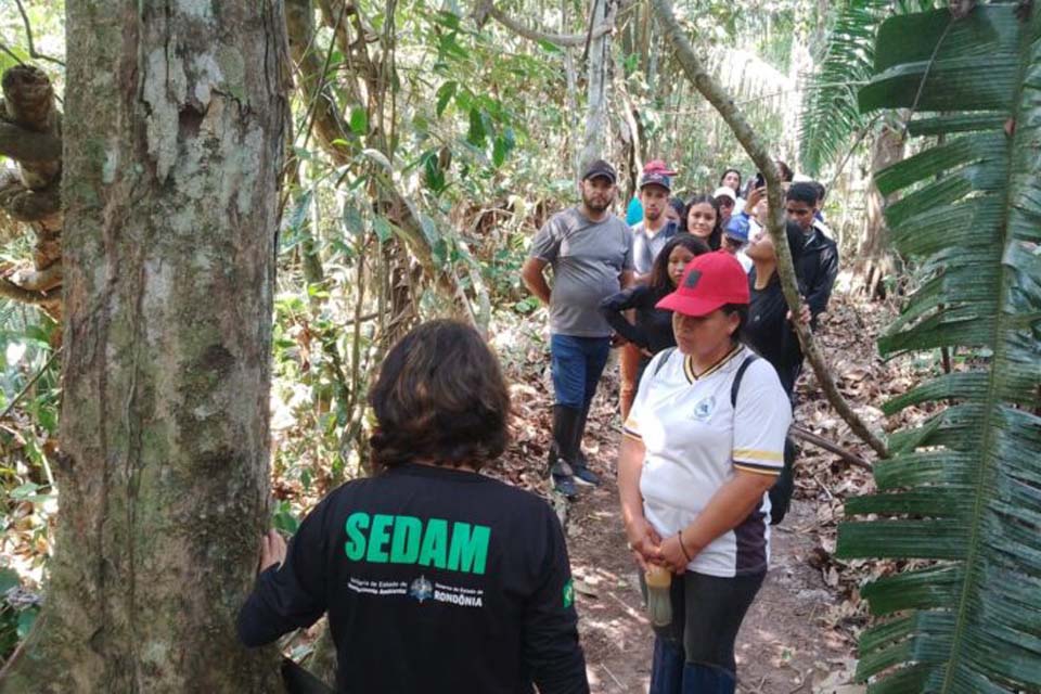 Sedam orienta moradores sobre cuidados com fogo no período de estiagem próximo ao Parque Estadual Serra dos Reis