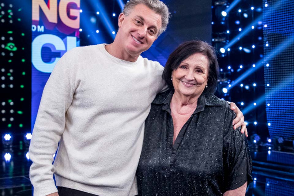 Déa Lúcia se emociona com homenagem no Domingão com Huck: 'Me ajuda a viver'