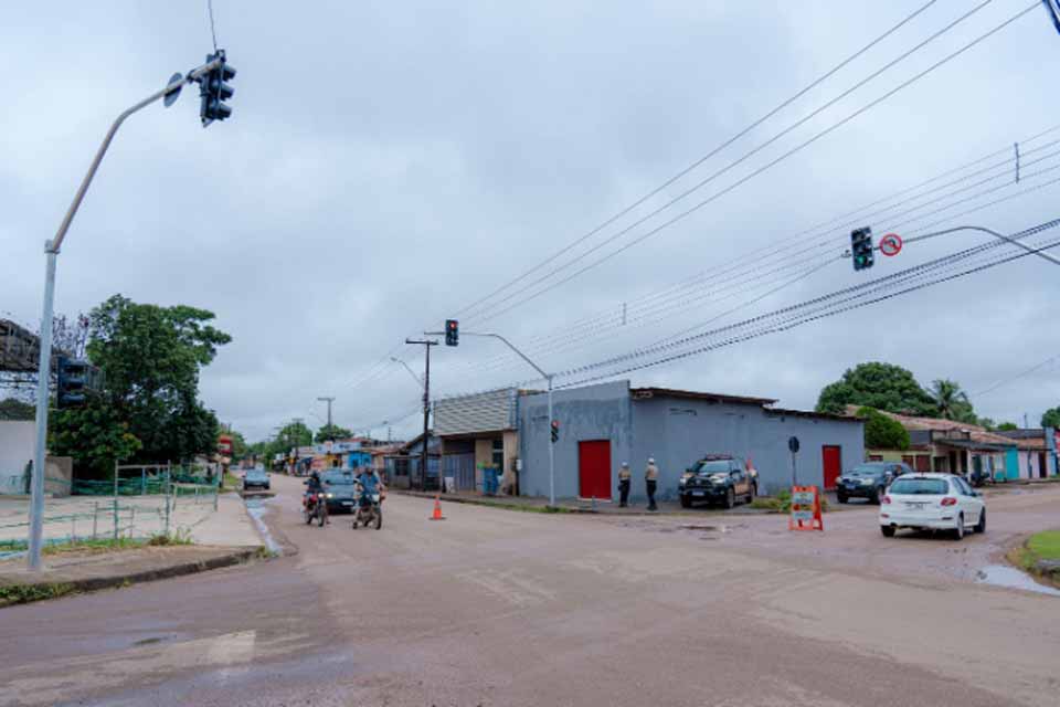 Semáforo na Rio de Janeiro com Mané Garrincha começa a funcionar nesta quarta (26)