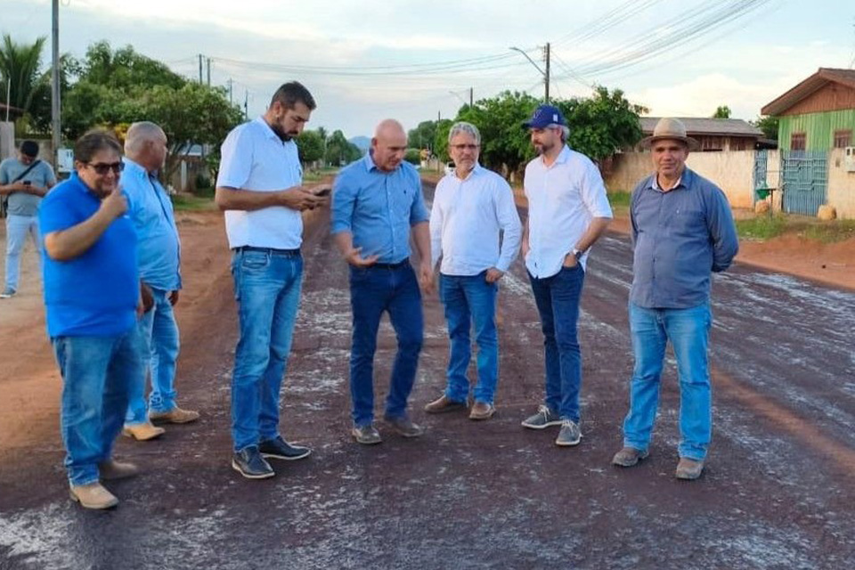 Ezequiel Neiva acompanha obras de pavimentação e entrega de ônibus escolares em Cerejeiras