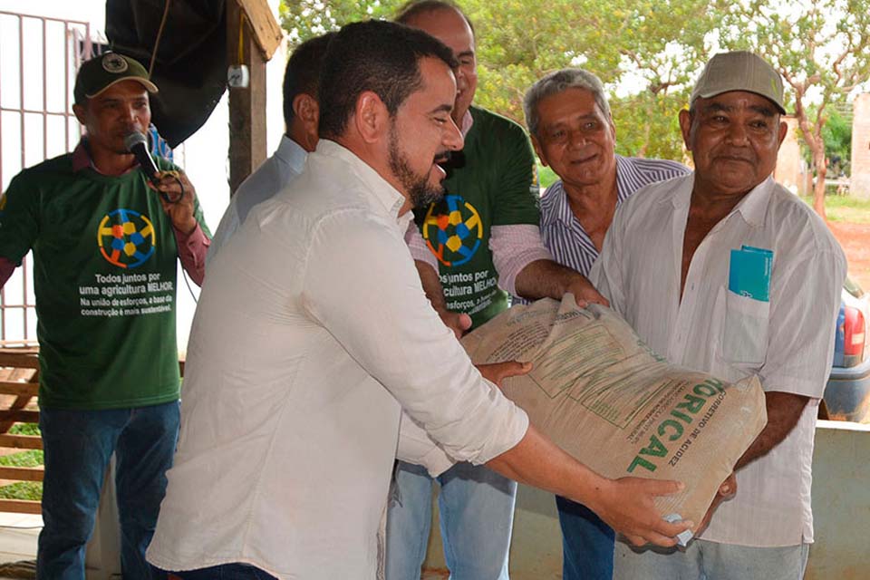 Governo do Estado beneficia agricultores do setor chacareiro com 160 toneladas de calcário