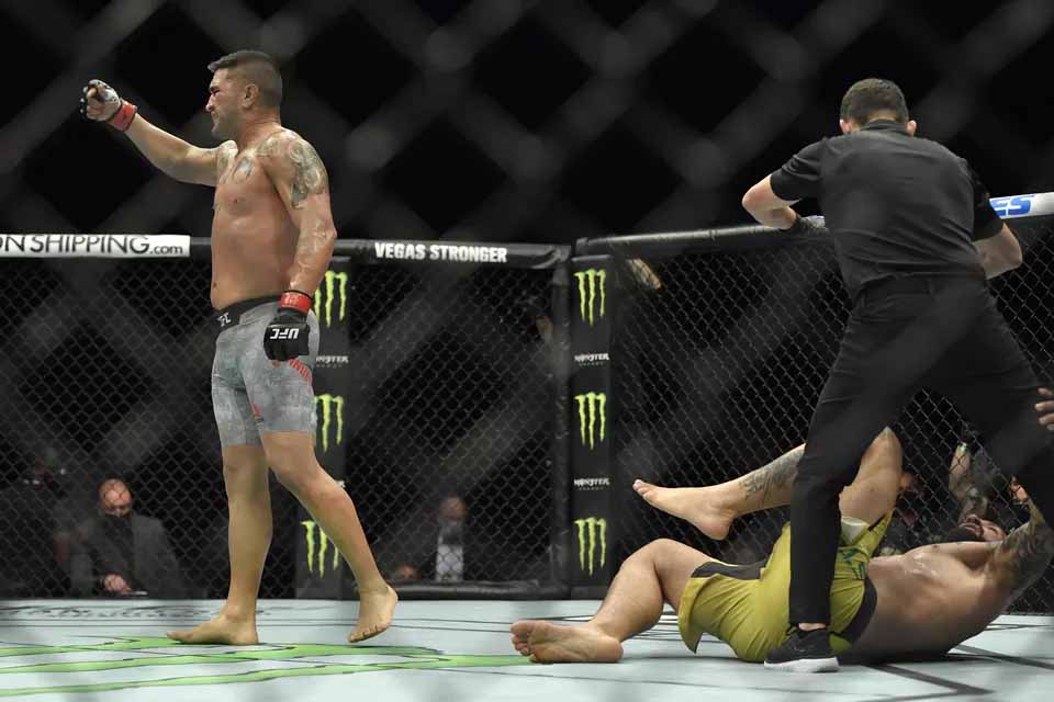 VÍDEO - Vinicius Mamute sofre nocaute brutal de Ike Villanueva no UFC