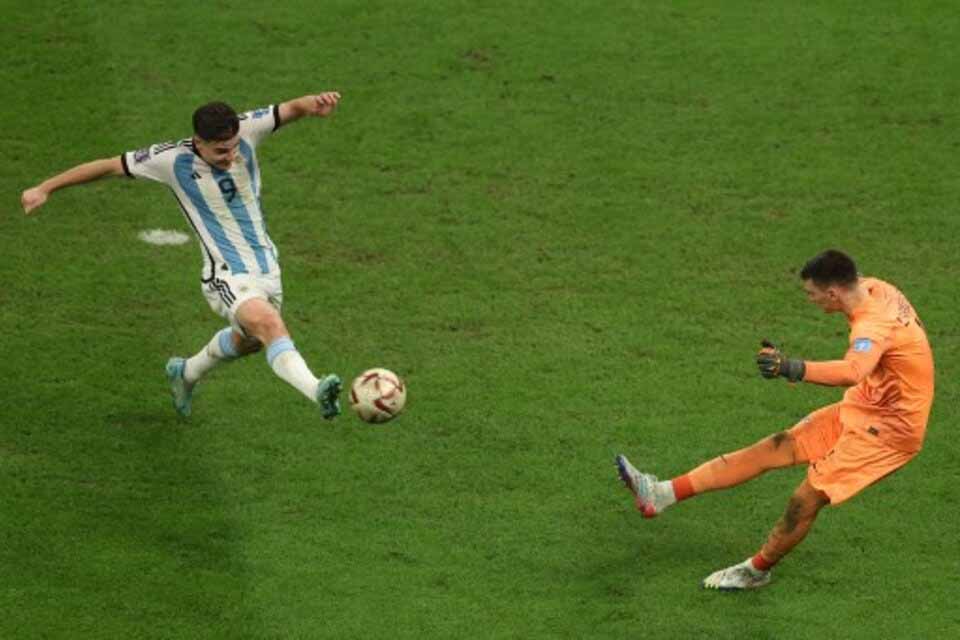 Julián Álvarez e uma jogada ao estilo Maradona no segundo gol da Argentina