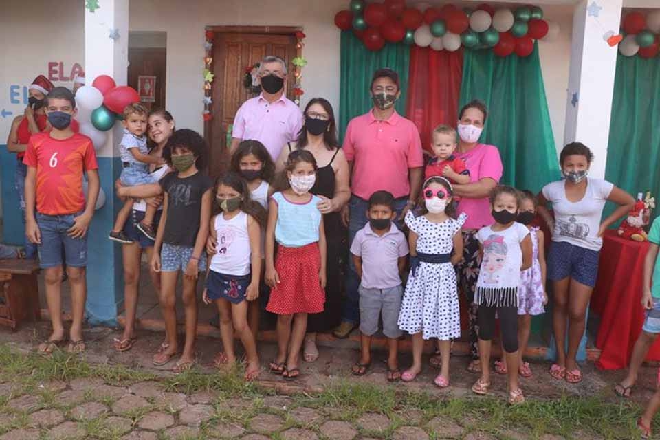 CRAS realiza entrega de presentes as famílias participantes do projeto “Arte em Família”