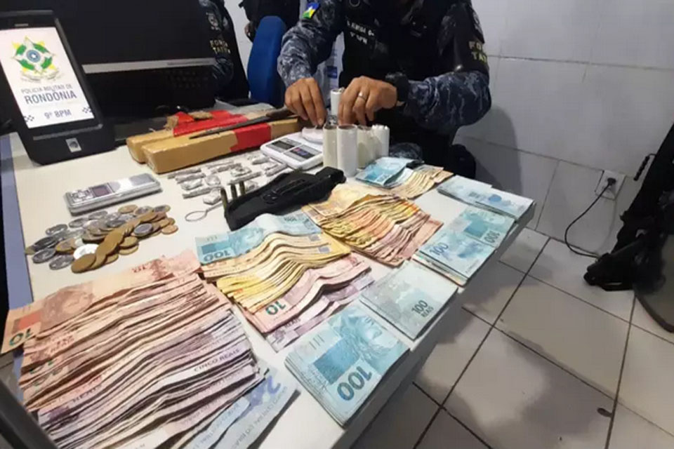 Força Tática prende suspeito com drogas e quase 10 mil reais em residência