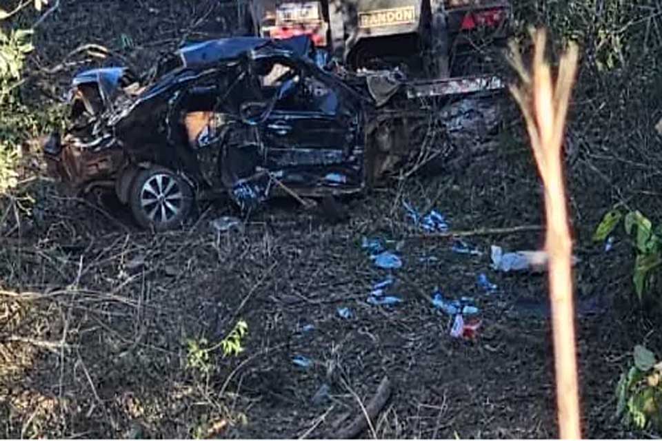 Carreta e carro caem em ribanceira e policiais do Gefron salvam três pessoas