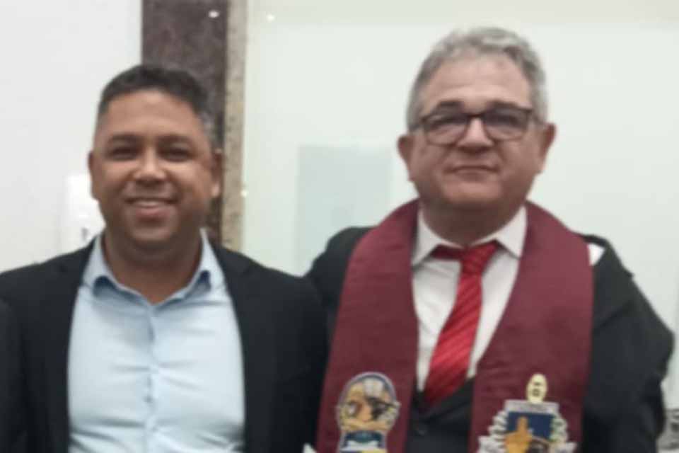 Presidente do Sinjur, André Coelho, participa de sessão solene da Academia Rondoniense de Letras ao lado de servidor membro da ARL