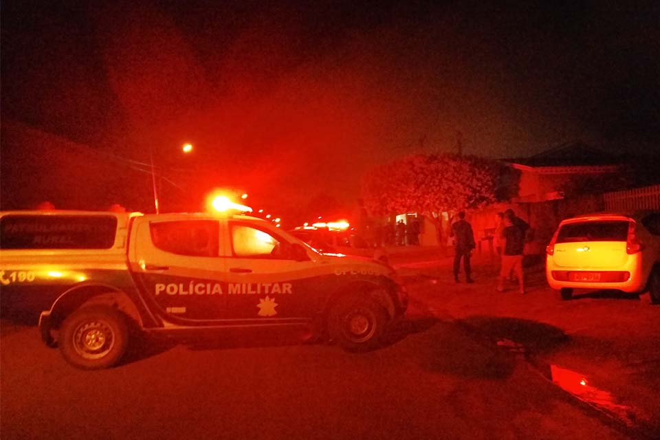 Bandidos invadem residência para roubar e mantém família refém em Ariquemes