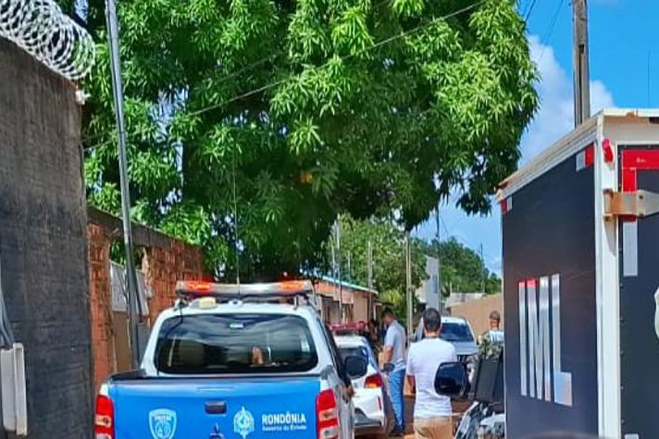 Mulher é morta a tiros dentro de residência no bairro Aponiã
