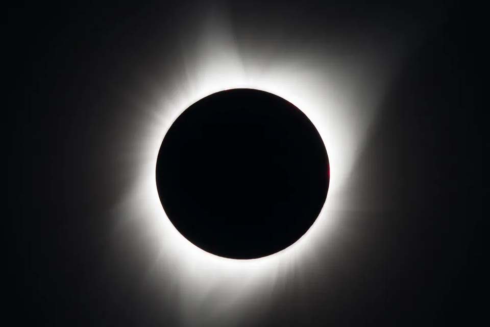 Raro eclipse solar híbrido ocorre nesta quinta, mas não será visível no Brasil